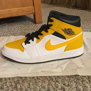 WHITE/UNIVERSITY GOLD-BLACK air jordan 1 mid
